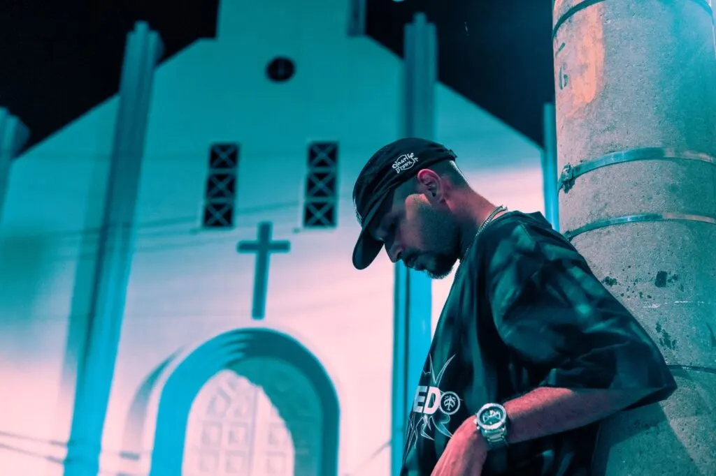Dom Makary lança single “Aura”, com clipe - Canal RapRJ