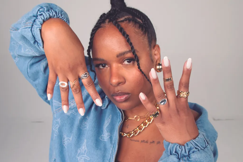 MC Luanna inaugura nova fase com a mixtape IRREFREÁVEL - Canal RapRJ