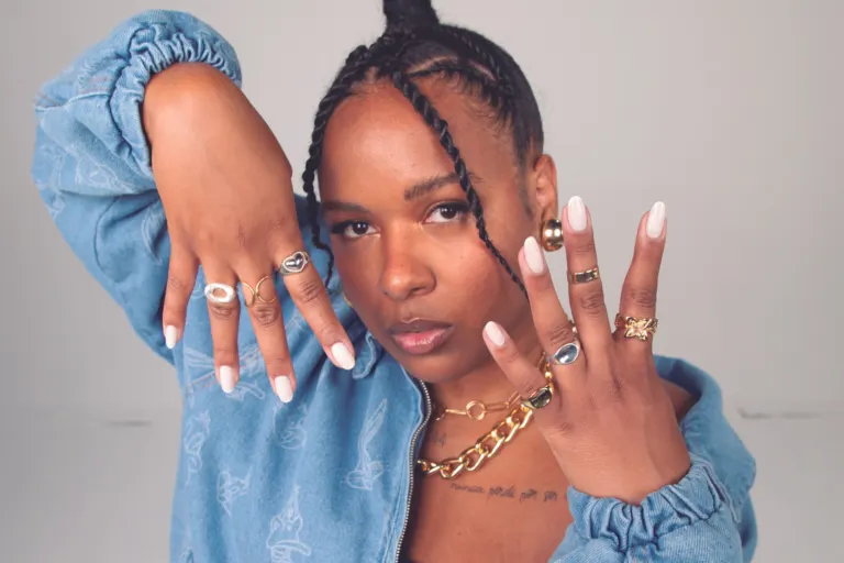 MC Luanna inaugura nova fase com a mixtape IRREFREÁVEL