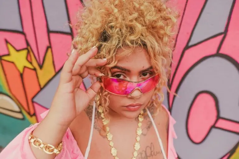Mac Júlia apresenta álbum “Segue o Baile”