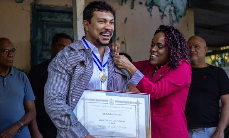 Xamã recebe Medalha Tiradentes em Sepetiba - Canal RapRJ
