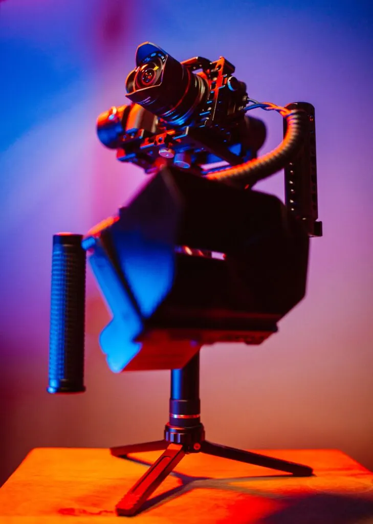 Câmera sobre tripé, capa do guia de YouTube para artista