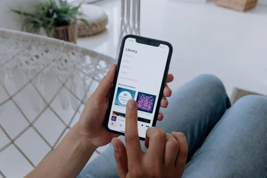 Celular tocando música, capa do guia sobre o algoritmo do Spotify